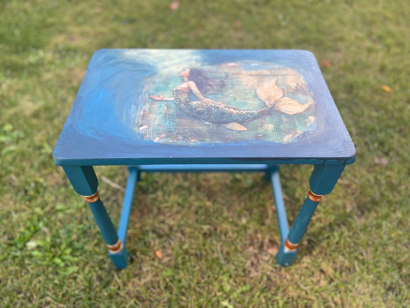 Aufgetaucht – Tisch in Meerblau mit Messing-Details an den Beinen