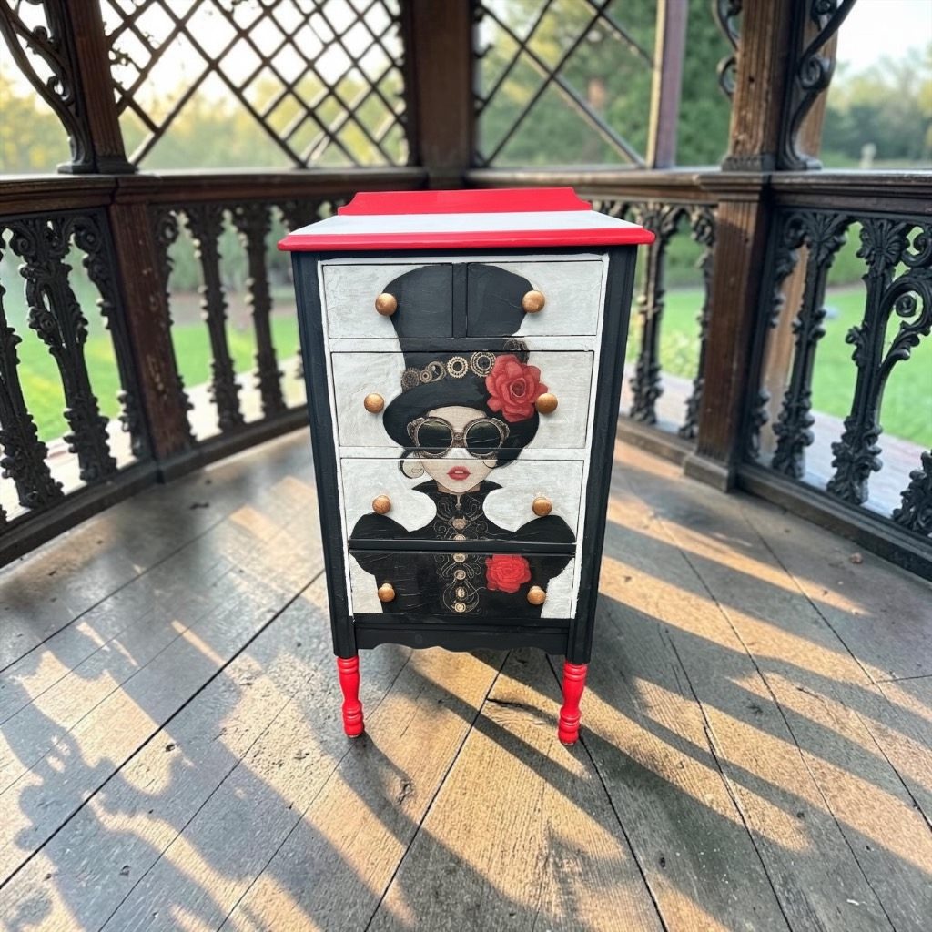 Landlordlady – hohe Kommode mit handgemaltem Steampunk-Motiv