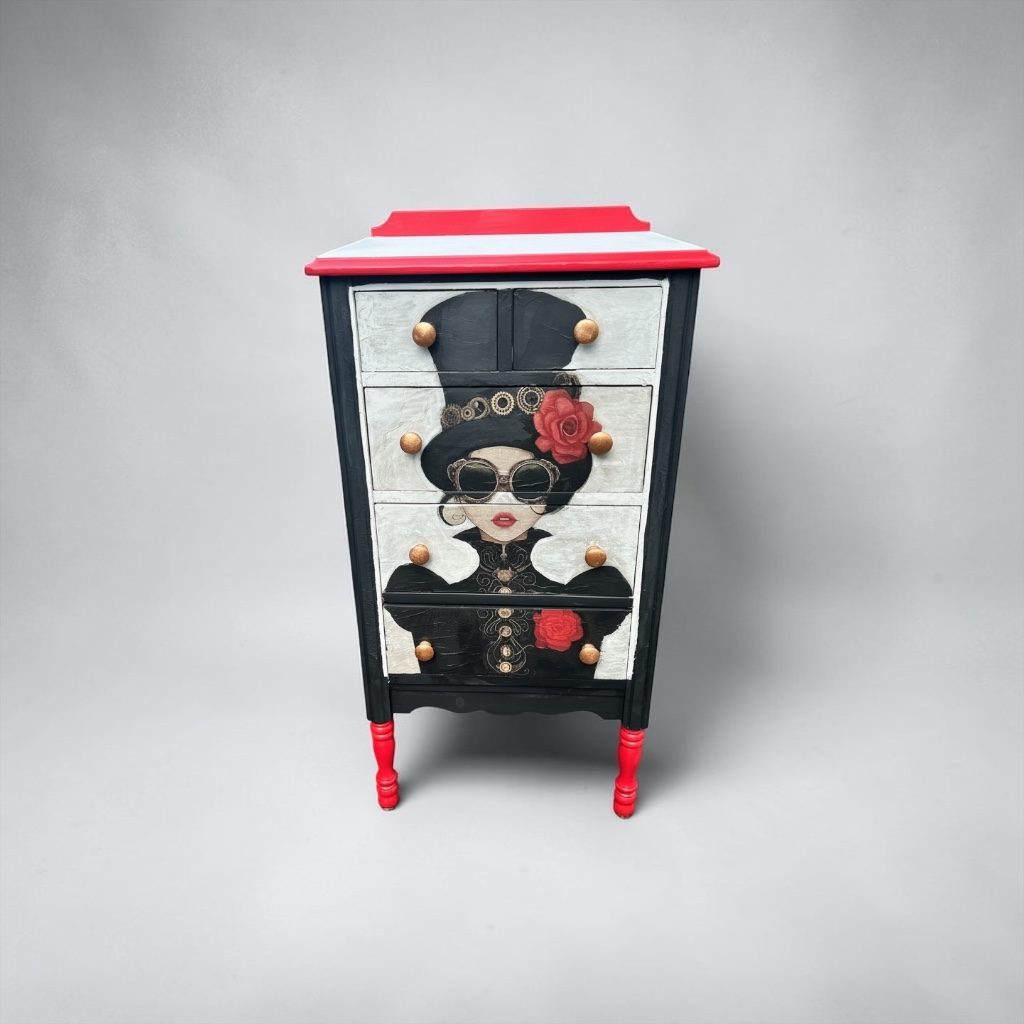Landlordlady – hohe Kommode mit handgemaltem Steampunk-Motiv