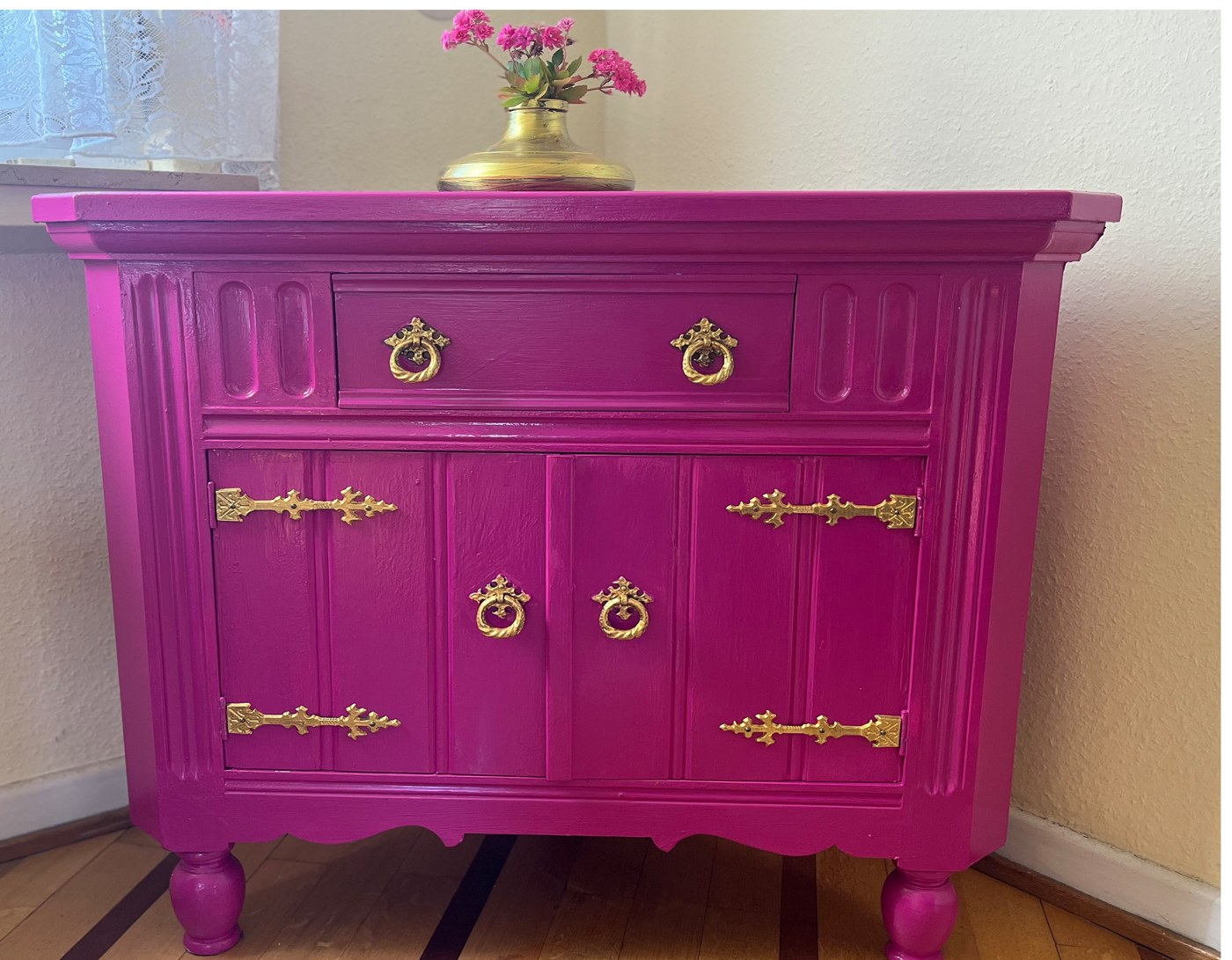Queen Viktoria – Eyecatcher Eckschrank