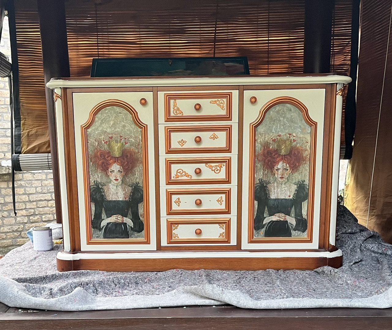 Tante Irmi – Sideboard in Creme und Kupfer mit fünf Schubladen und zwei Türen