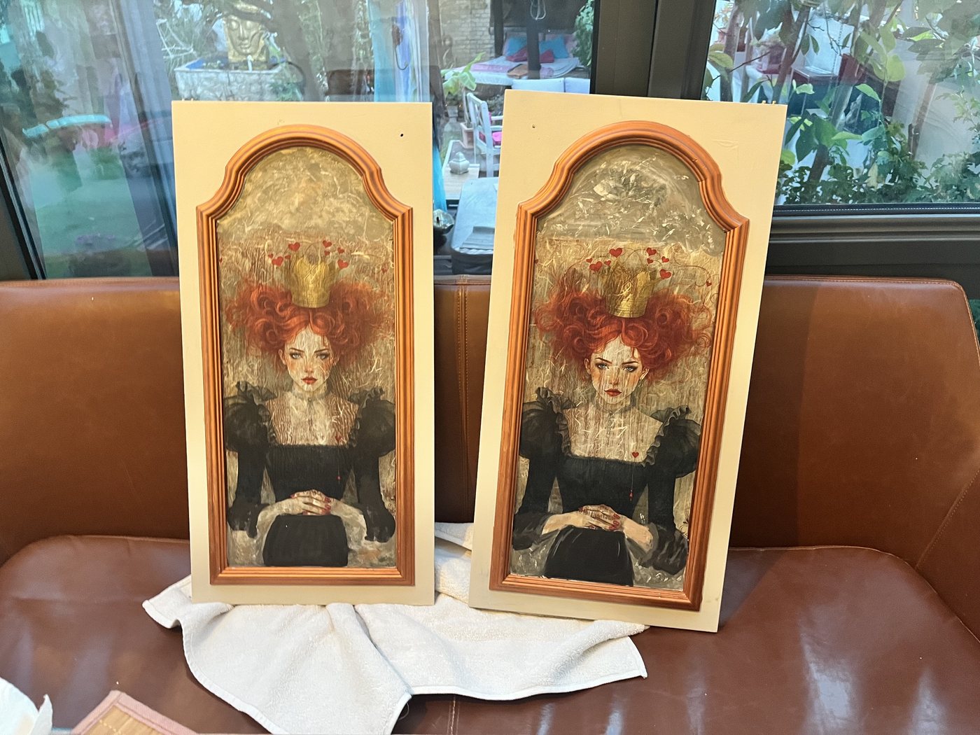 Die beiden handgemalten Türbilder von Tante Irmi – rote Haare, goldenes Krönchen, schwarzes Kleid