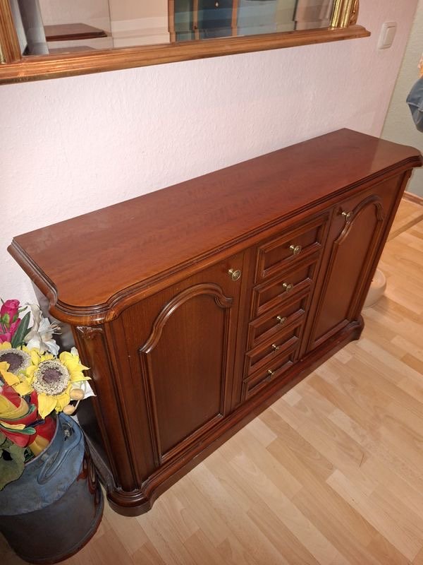 Tante Irmi vorher – das Sideboard im ursprünglichen Nussbaum-Zustand